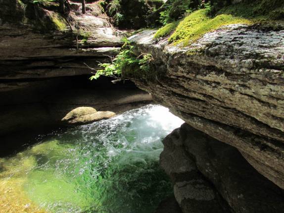 Rio de águas claras e geladas nas White Mountains, região de Lincoln, em New Hampshire - Estados Unidos